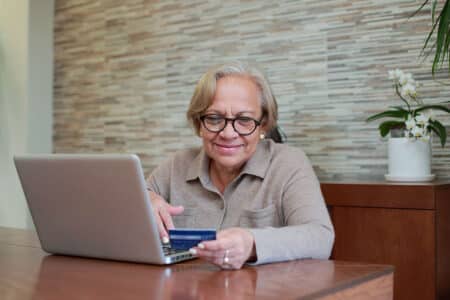 Les cartes de réduction pour seniors : un atout pour économiser toute l'année
