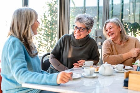 Une aide précieuse pour les retraités cet été : le programme "Sortir Plus"
