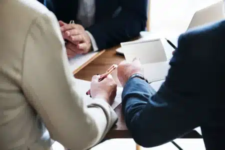 Succession : plafonnement des frais bancaires, la belle économie pour les héritiers en 2025