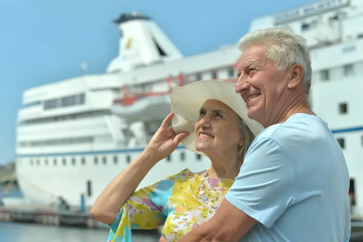 Vivre sa retraite en mer : une alternative aux maisons de retraite traditionnelles