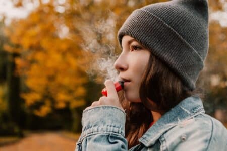 OMS : la cigarette électronique crée une nouvelle vague d’addiction chez les jeunes