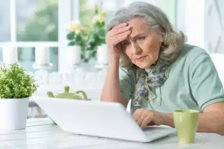 Suspension de pension : une veuve de 66 ans en difficulté financière