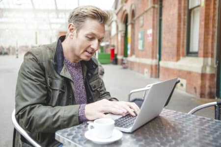 Bouger trois minutes toutes les trente minutes, le conseil de l’Anses