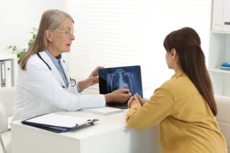 Pourquoi le cancer du poumon gagne du terrain chez les femmes