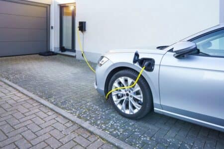 Voitures électriques : le bonus écologique atteindra 5 700  euros en 2026