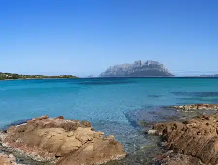 Ils quittent la France sans hésiter : cette île italienne transforme la retraite en paradis à prix mini