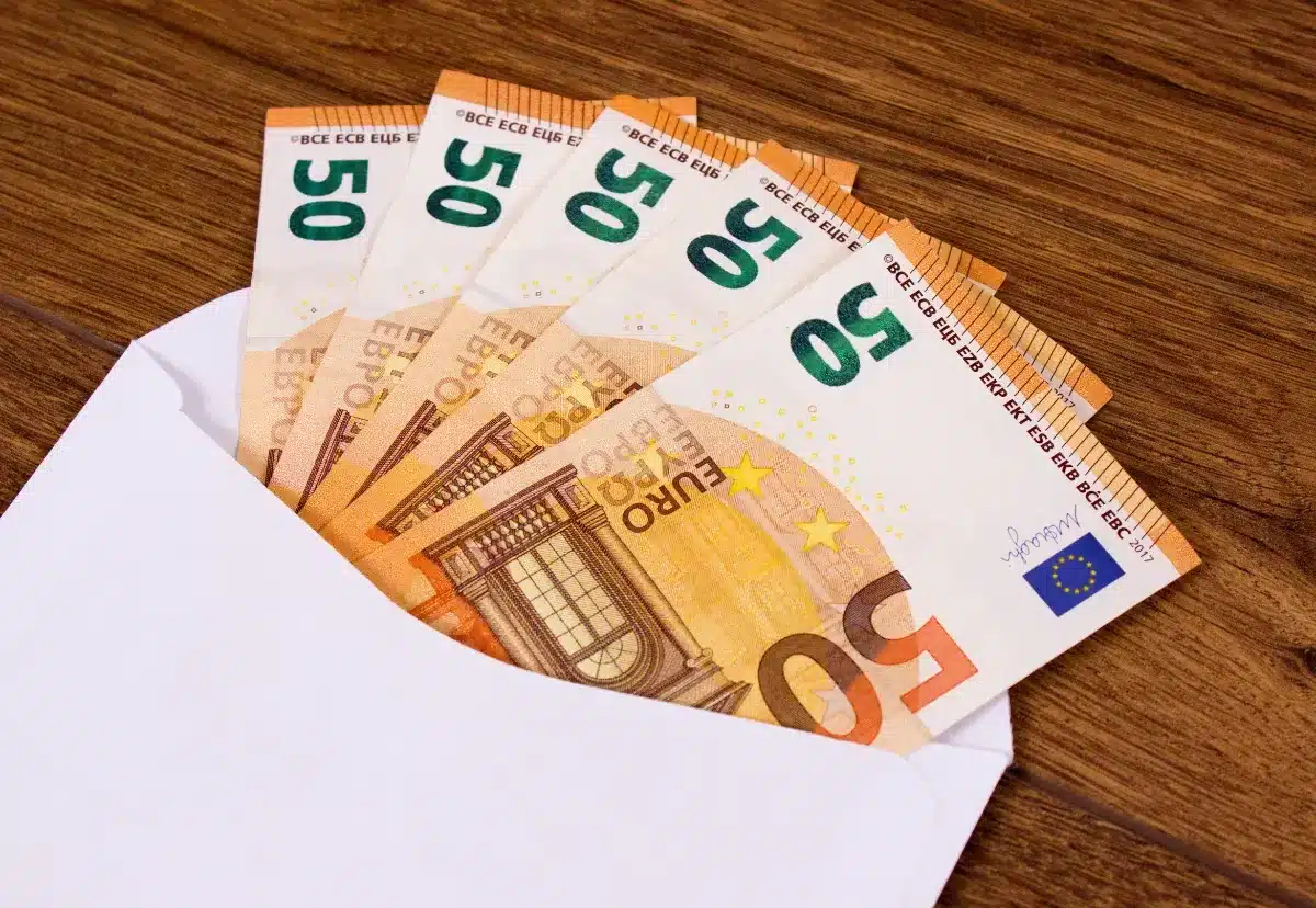 Argent reçu à Noël : ce que le fisc peut vous réclamer si vous dépassez cette somme