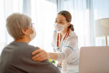 Grippe : la ministre de la Santé appelle à remettre le masque face à l’épidémie qui submerge les hôpitaux