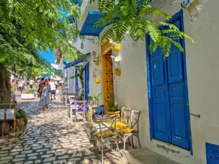 “J’aurais dû partir plus tôt” : cette ville à 2 h de Paris qui offre une retraite de rêve pour trois fois moins cher