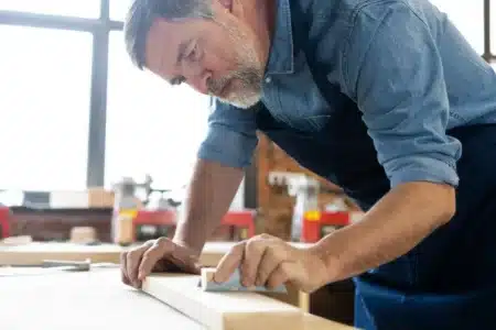 Cumuler retraite et emploi devient un casse-tête : la nouvelle loi menace les petits boulots