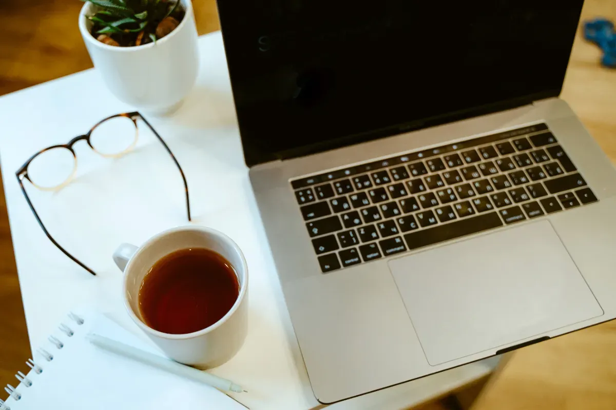 Un simple café lui coûte son job… mais la justice lui offre 18 mois de salaire en retour