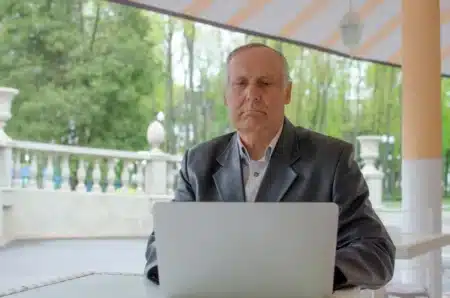 Ce retraité a 120 000 € de revenus, mais il dépend encore de l’aide alimentaire