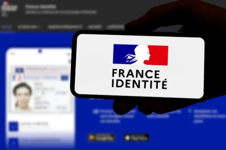 Elle devait tout simplifier : pourquoi la carte d’identité numérique bloque encore