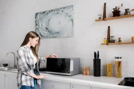 Chauffer son eau au micro-ondes ? Ce réflexe banal qui peut mal finir
