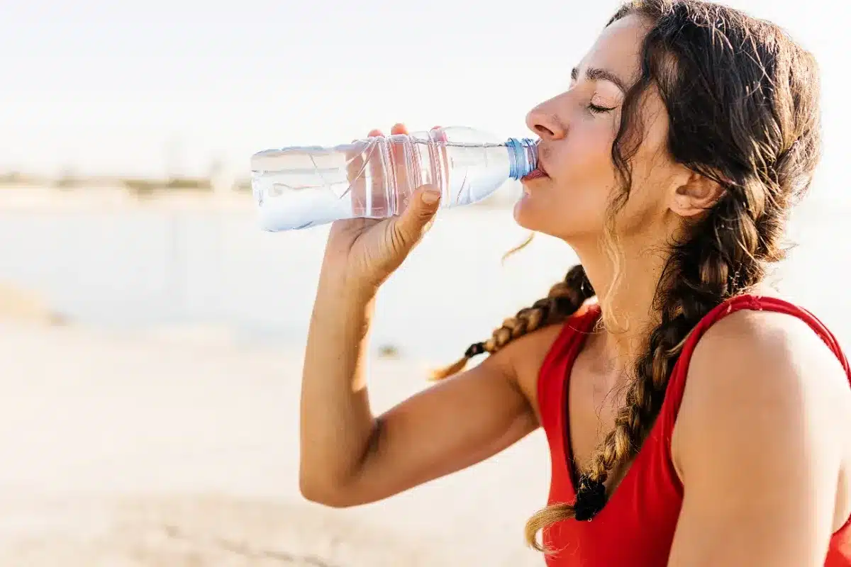 Boire 1,5 L par jour ? Cette néphrologue brise un mythe bien ancré en France
