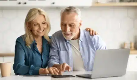 Fini les démarches interminables : les 55 ans peuvent régulariser leur carrière depuis chez eux