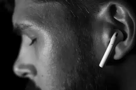 Les écouteurs Bluetooth vous grillent-ils le cerveau ? Cet expert alerte