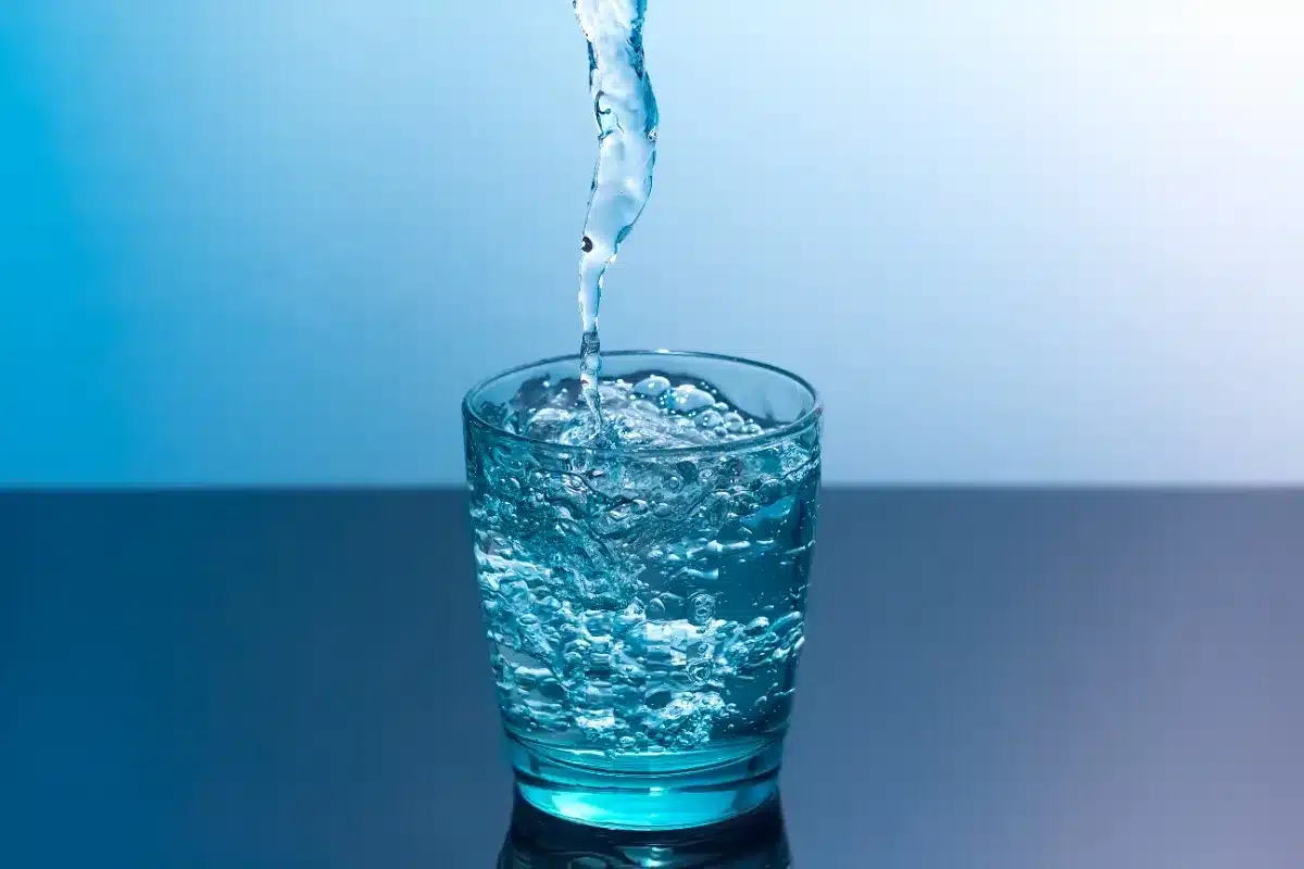 Pourquoi votre objectif de 2 litres d'eau par jour est probablement faux : une étude révèle le vrai chiffre à viser