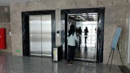 Pourquoi il y a un miroir dans chaque ascenseur : la vraie raison n'a rien à voir avec votre reflet, et elle date des années 1950