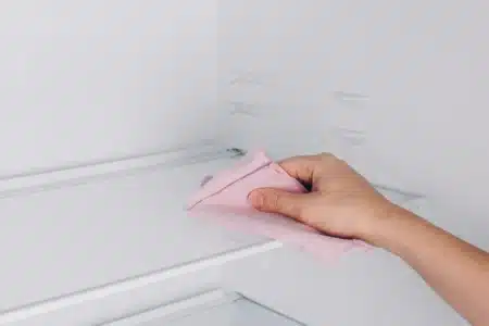 Vos placards de cuisine sont sales ? Cette astuce maison change tout en quelques minutes