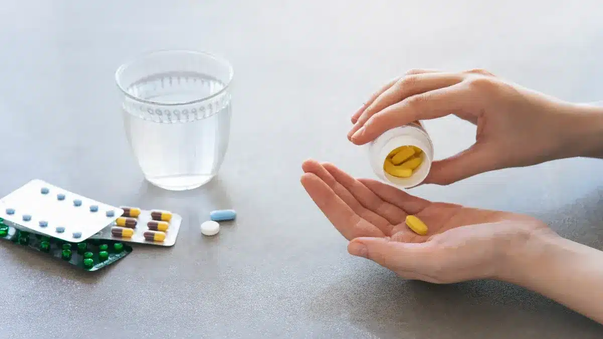 Ni la poubelle ni les toilettes : ce que deviennent réellement vos médicaments périmés quand vous les rapportez en pharmacie