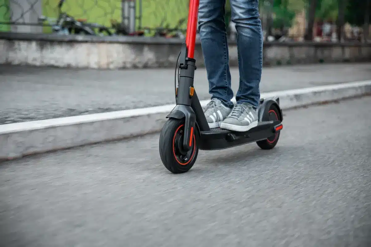 Ados en trottinettes électriques : vers une interdiction brutale qui fait polémique