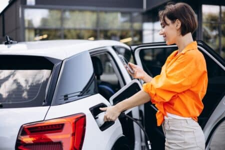 Voiture électrique : pourquoi de plus en plus de Français l’adoptent pour travailler malgré les freins