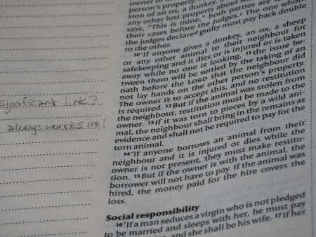 "Note manuscrite sur un livre évoquant l'actualité sociale en RH."