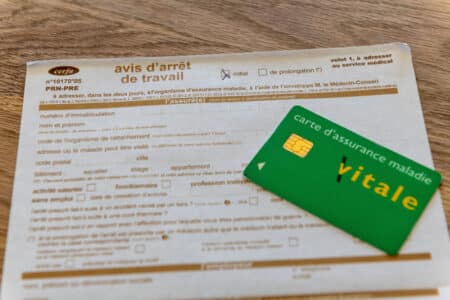 Arrêts de travail courts : la ministre de la Santé hausse le ton