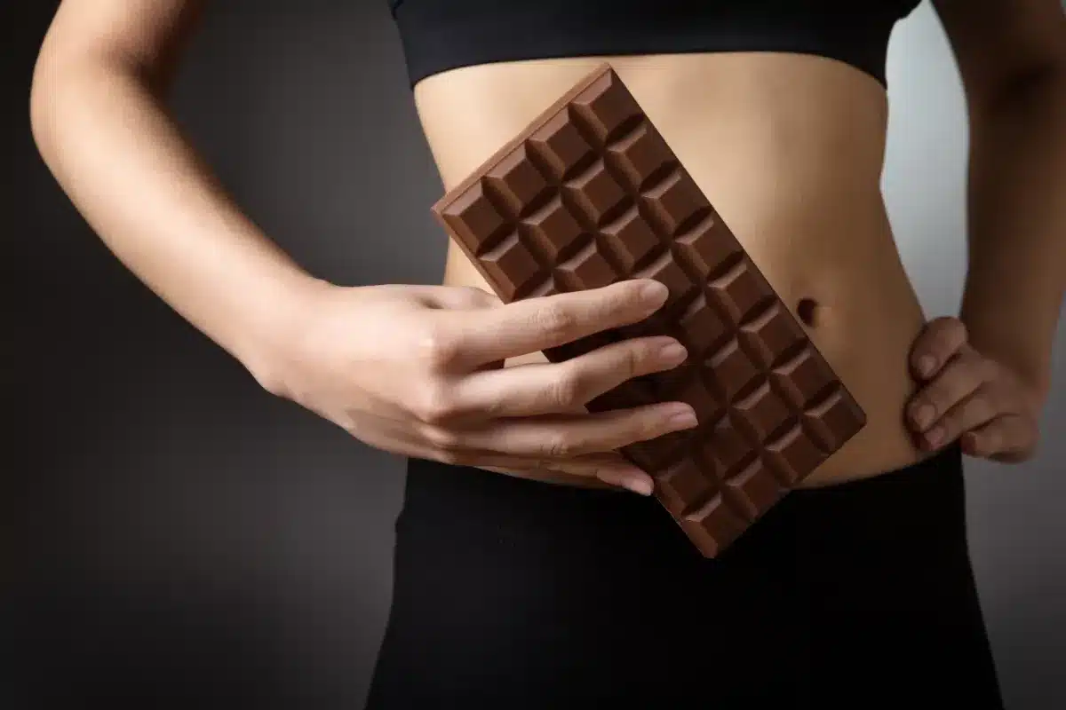 Ce carré de chocolat noir 90% que vous mangez chaque soir cache un piège que beaucoup de gens ignorent selon le Dr Jimmy Mohamed