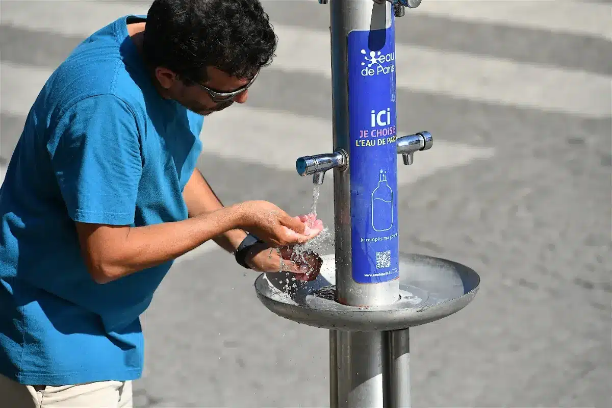 « Je n'achète plus de bouteille en plastique » : ces fontaines gratuites à eau pétillante envahissent Paris et les Parisiens en deviennent accros