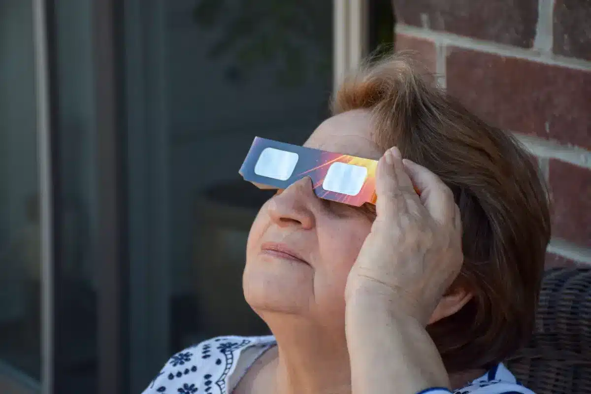 « On file tout droit vers une pénurie » : les opticiens préviennent que les lunettes pour l'éclipse du 12 août sont déjà en rupture dans plusieurs régions