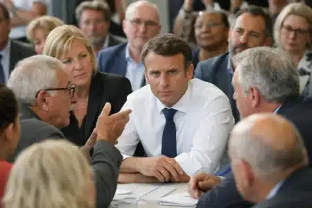 "Macron analyse politique sociale en France lors d'une réunion publique"