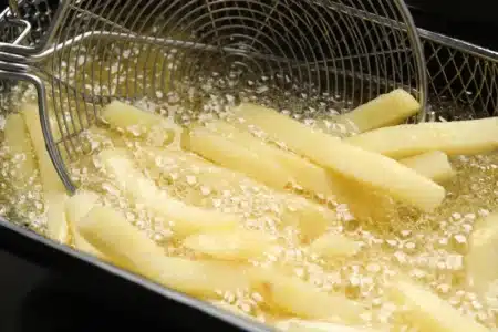Pourquoi les cuisiniers saupoudrent de la fécule de maïs sur leurs frites : « c'est le seul secret que les fast-foods ne partagent pas »
