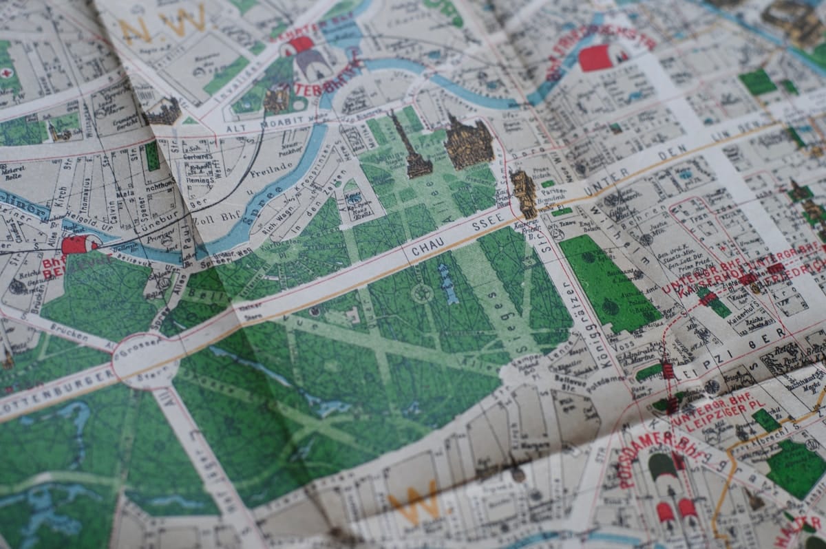 Carte géographique détaillée d'une ville avec des rues, des parcs et des bâtiments.