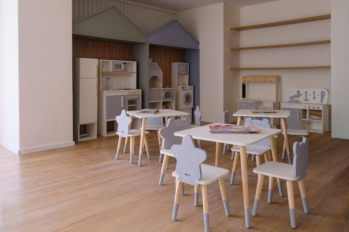 Salle de jeux pour enfants avec mobilier et équipements ludiques.