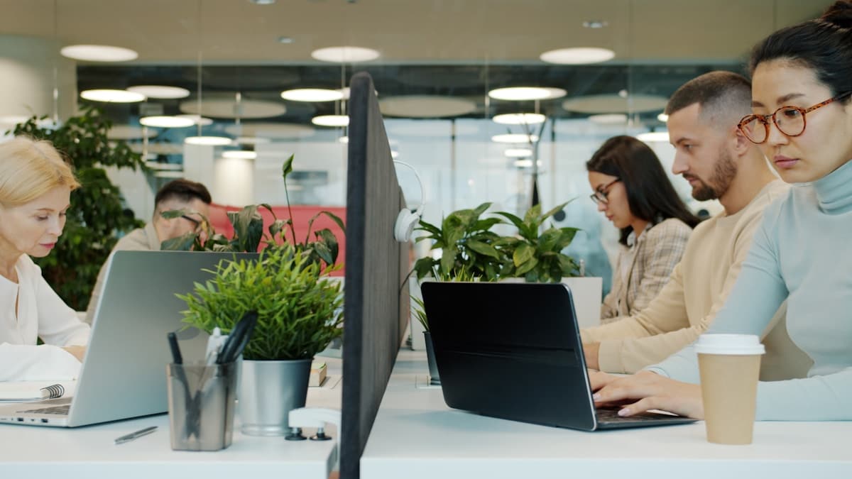 Équipe de professionnels travaillant ensemble dans un bureau moderne.