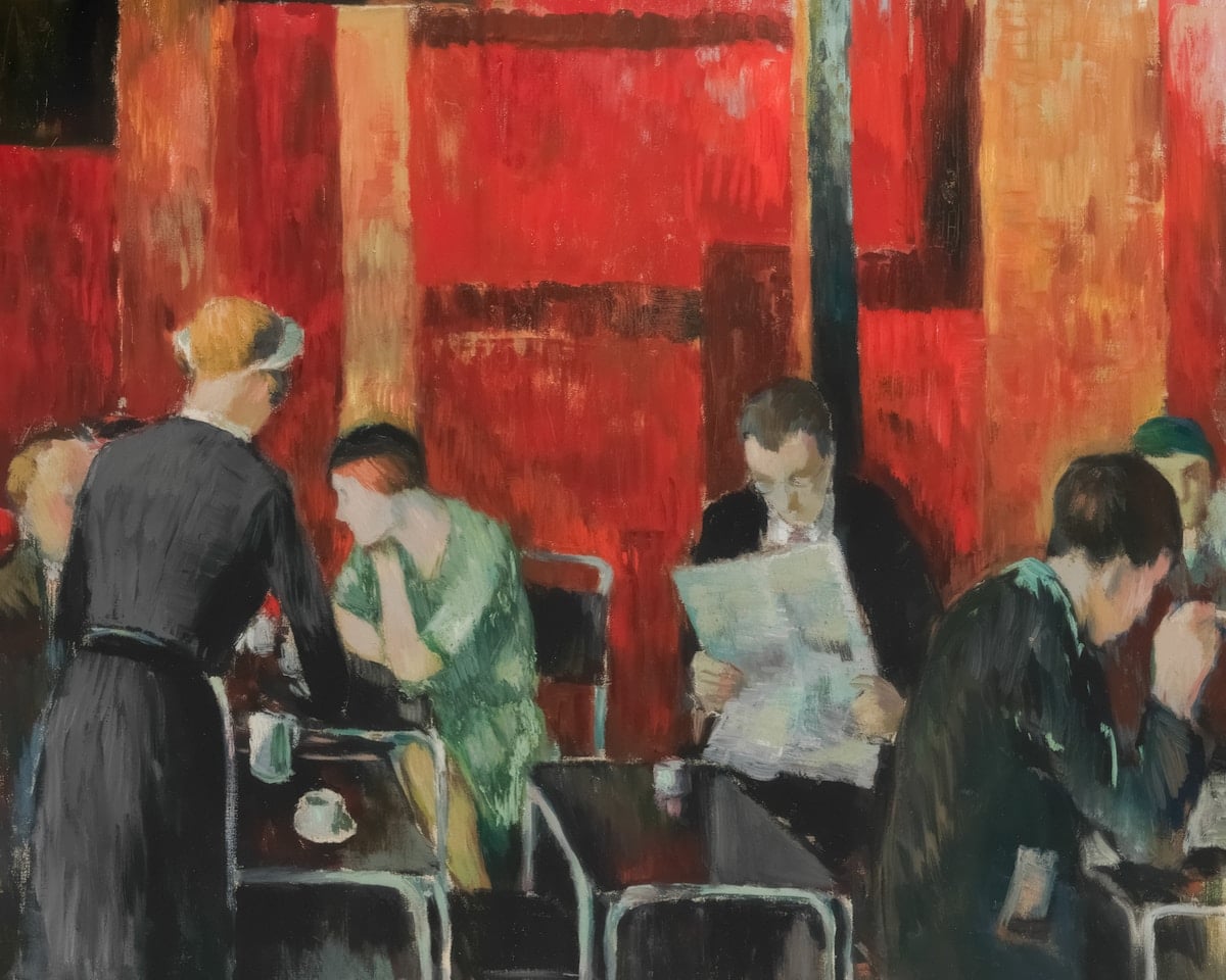 Des gens rassemblés dans une pièce sombre aux tons rougeâtres.