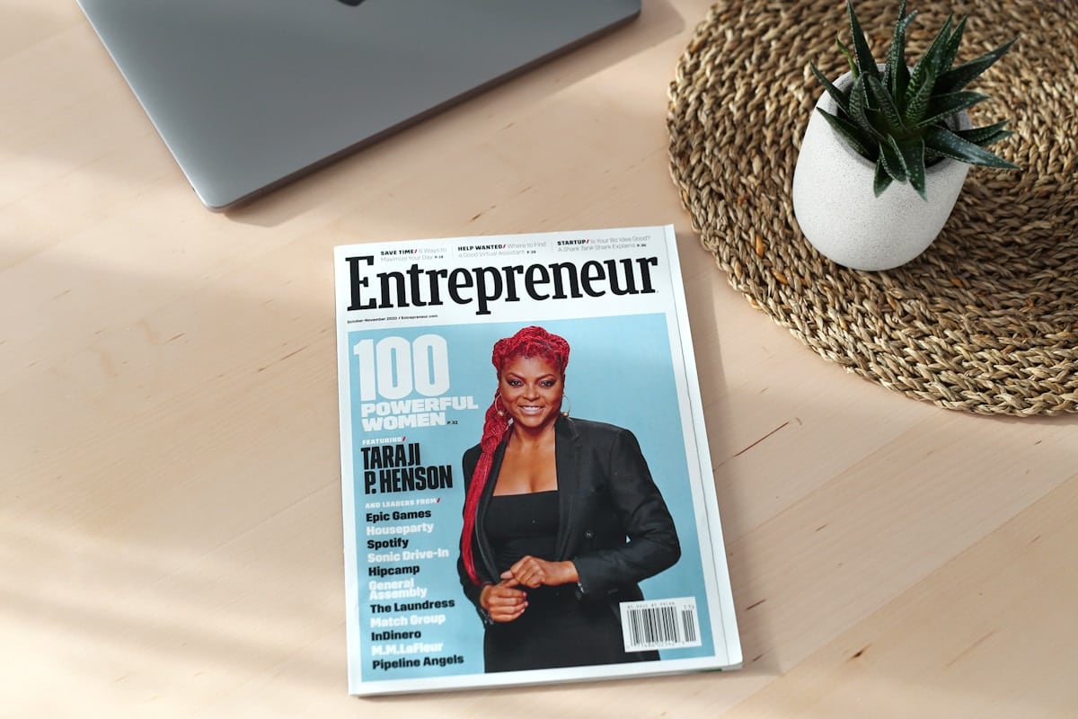 Magazine Entrepreneur avec femme d'affaires sur la couverture.
