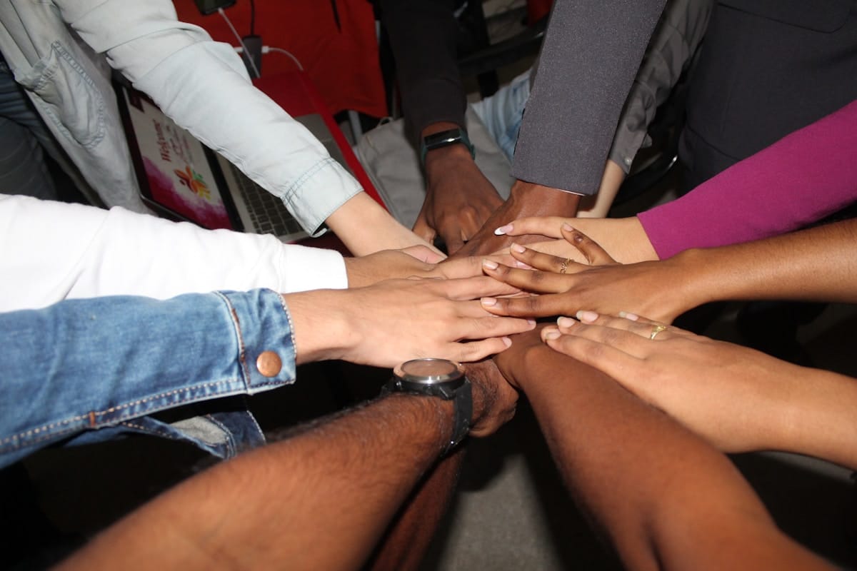 Mains jointes en signe d'unité et de collaboration.