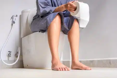 Voici comment savoir si vos selles restent trop longtemps dans votre corps : les signes que les gastro-entérologues surveillent en priorité