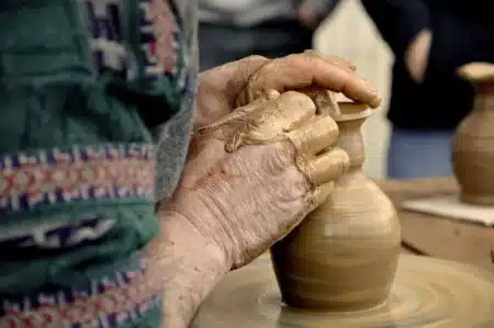 À 102 ans, il travaille encore 4 jours par semaine sur les chantiers familiaux : c'est la poterie qui le maintient debout, selon lui