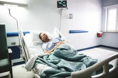 Il consulte pour des douleurs à l'estomac : les médecins découvrent un thermomètre au mercure oublié dans son ventre depuis 20 ans