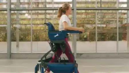 Fini le fauteuil roulant statique : un ingénieur français crée un modèle qui fait marcher ses utilisateurs, et les médecins confirment les résultats