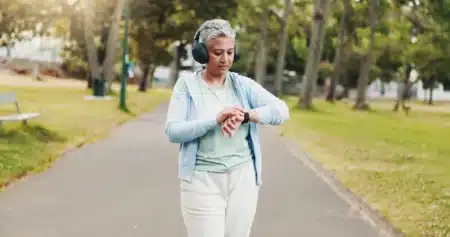 Pourquoi votre marche quotidienne ne suffit pas : une étude américaine révèle l'activité complémentaire que 80% des marcheurs ignorent