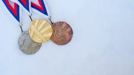 Médaille du travail : l'exonération de la prime est maintenue, mais une date limite fixée à fin 2026 change tout pour les salariés