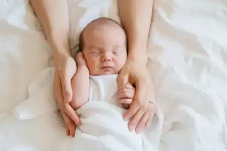 Pourquoi des milliers de pères non mariés vont perdre le droit de transmettre leur nom : le gouvernement confirme la nouvelle règle