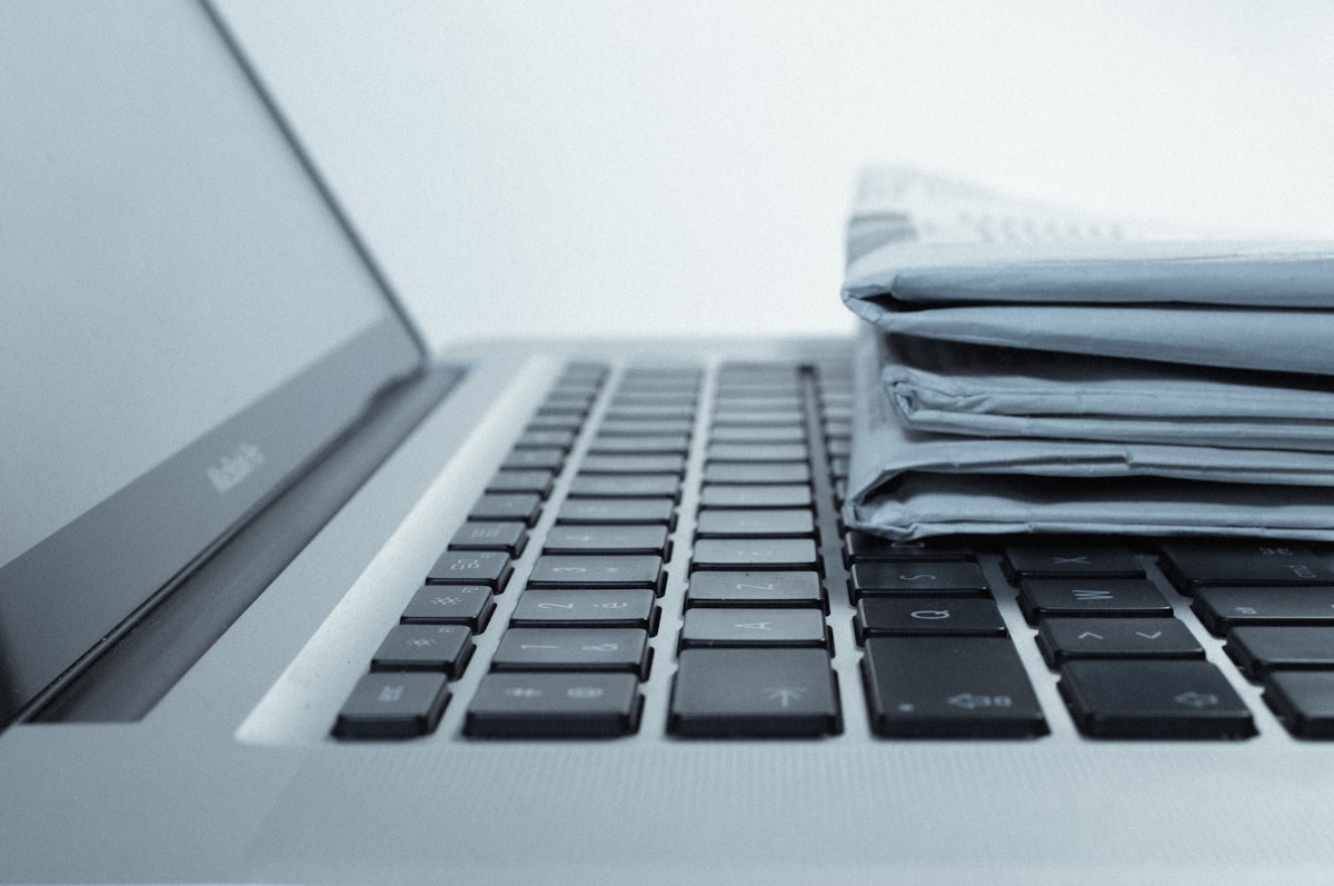 Un ordinateur portable gris et noir.