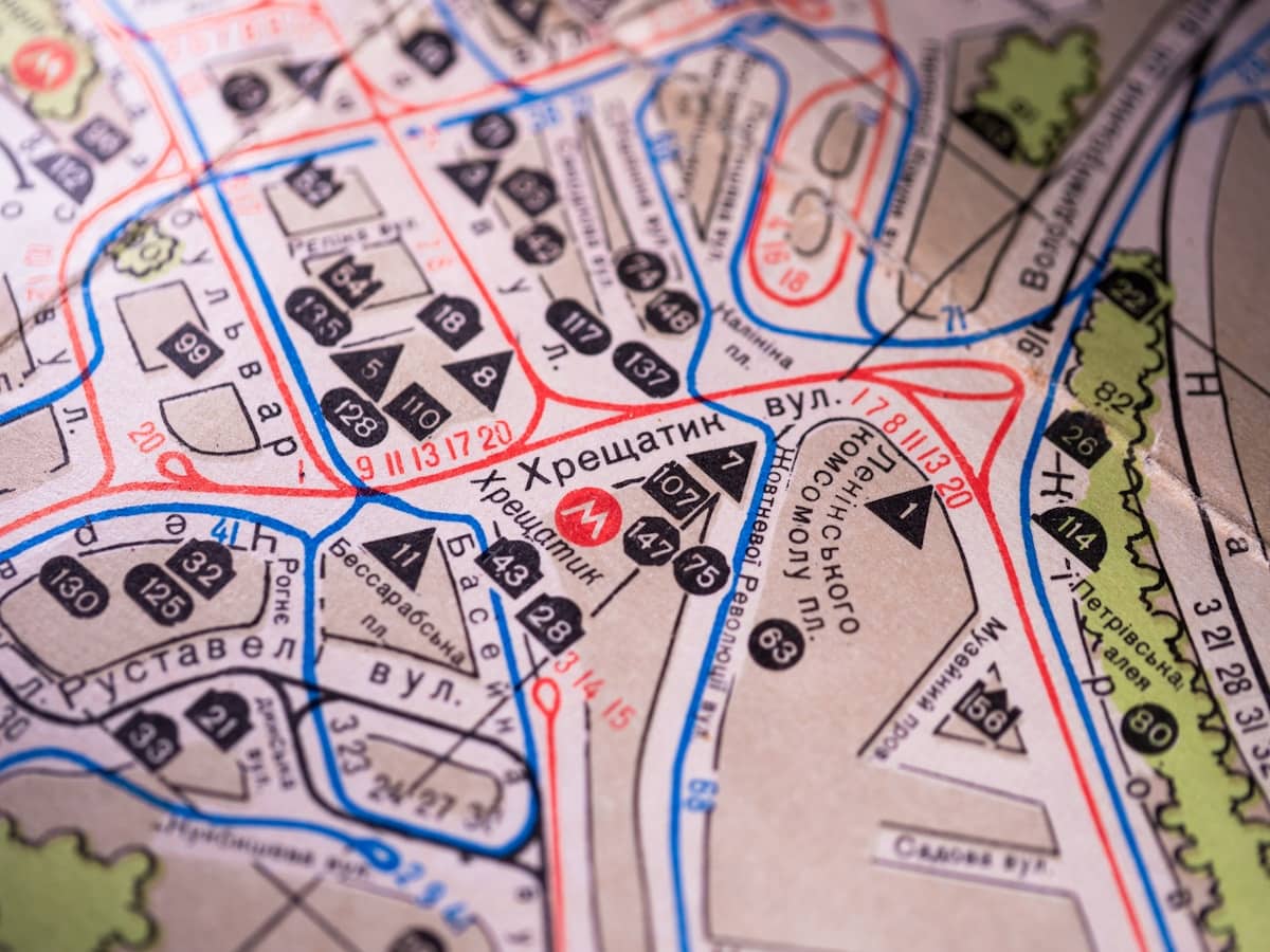 Carte détaillée de la ville avec rues, bâtiments et transports en commun.