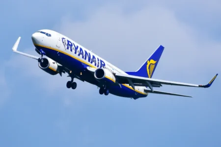 Pourquoi des dizaines de passagers Ryanair se sont retrouvés abandonnés à 160 km de leur destination en pleine nuit, sans solution de transport